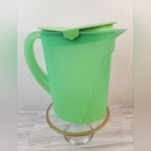 Tupperware 2 Quart Pitcher